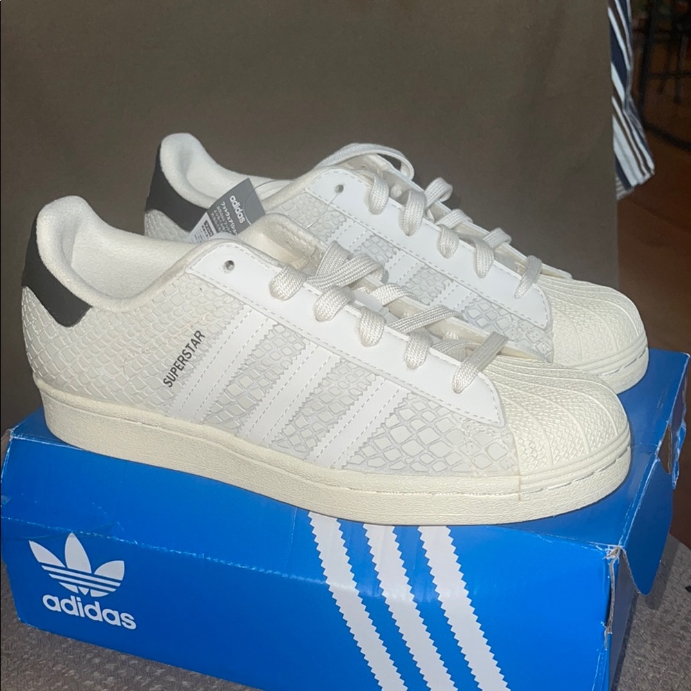 NWT men 6.5 atmos x Adidas Cream alligator print Sneakers for Everyday Comfort